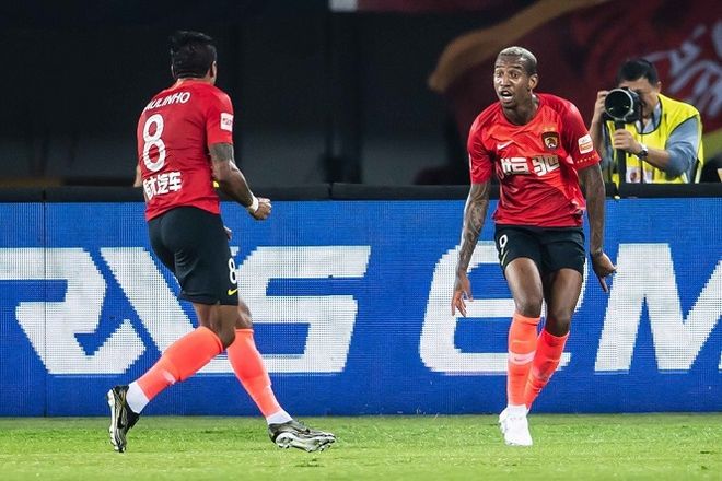 包含今晨亚特兰大备战亚冠；造点机会细节曝光；质疑声仍在；轮换策略成焦点的词条