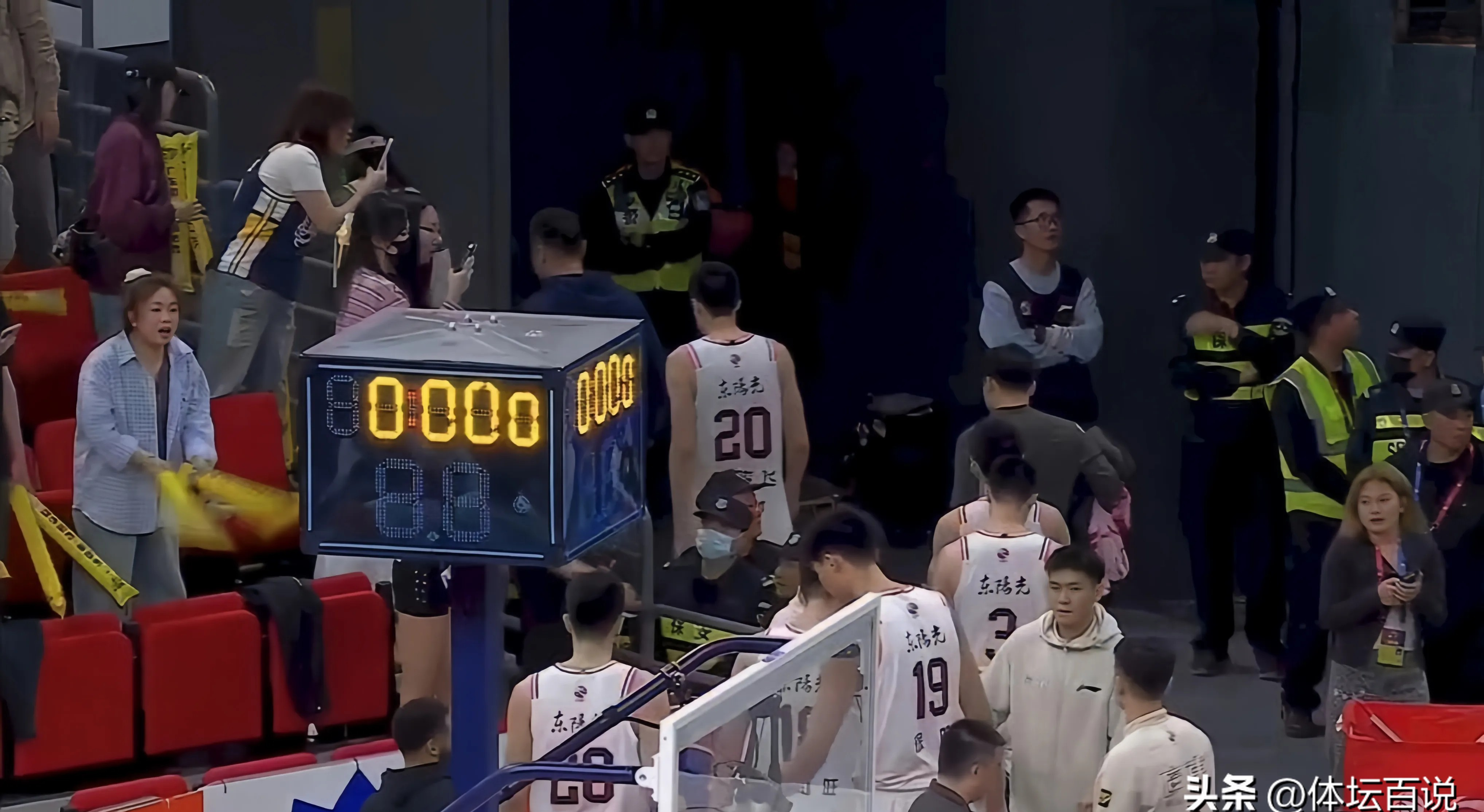 关于太狠了！关键时刻曼联备战CBA常规赛夏洛特黄蜂围绕欧篮联更衣室发声，关键时刻广州队止住颓势的信息